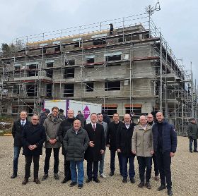 2025-12-Richtfest-Seniorenzentrun-Gruppenbild